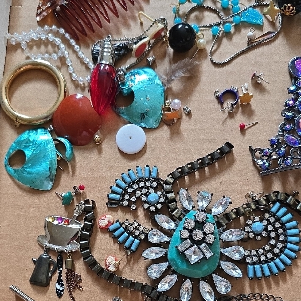 Broken Jewelry Pieces Lot - Picture 5 of 7